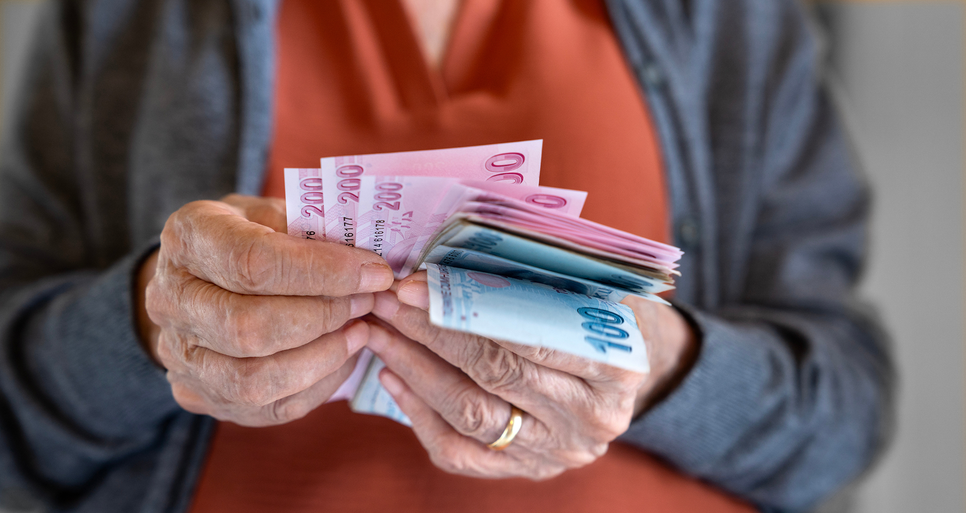 Mujer contando liras turcas. Mujer contando liras turcas.