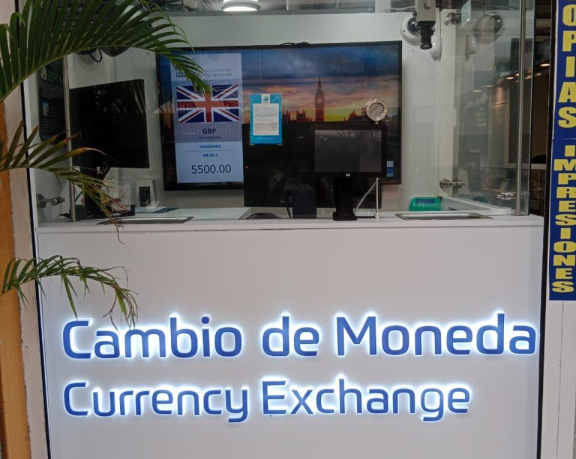 Globo Cambio currency exchange office located in Centenario Park in Cartagena de Indias (Colombia), in the heart of the city's historic center.
