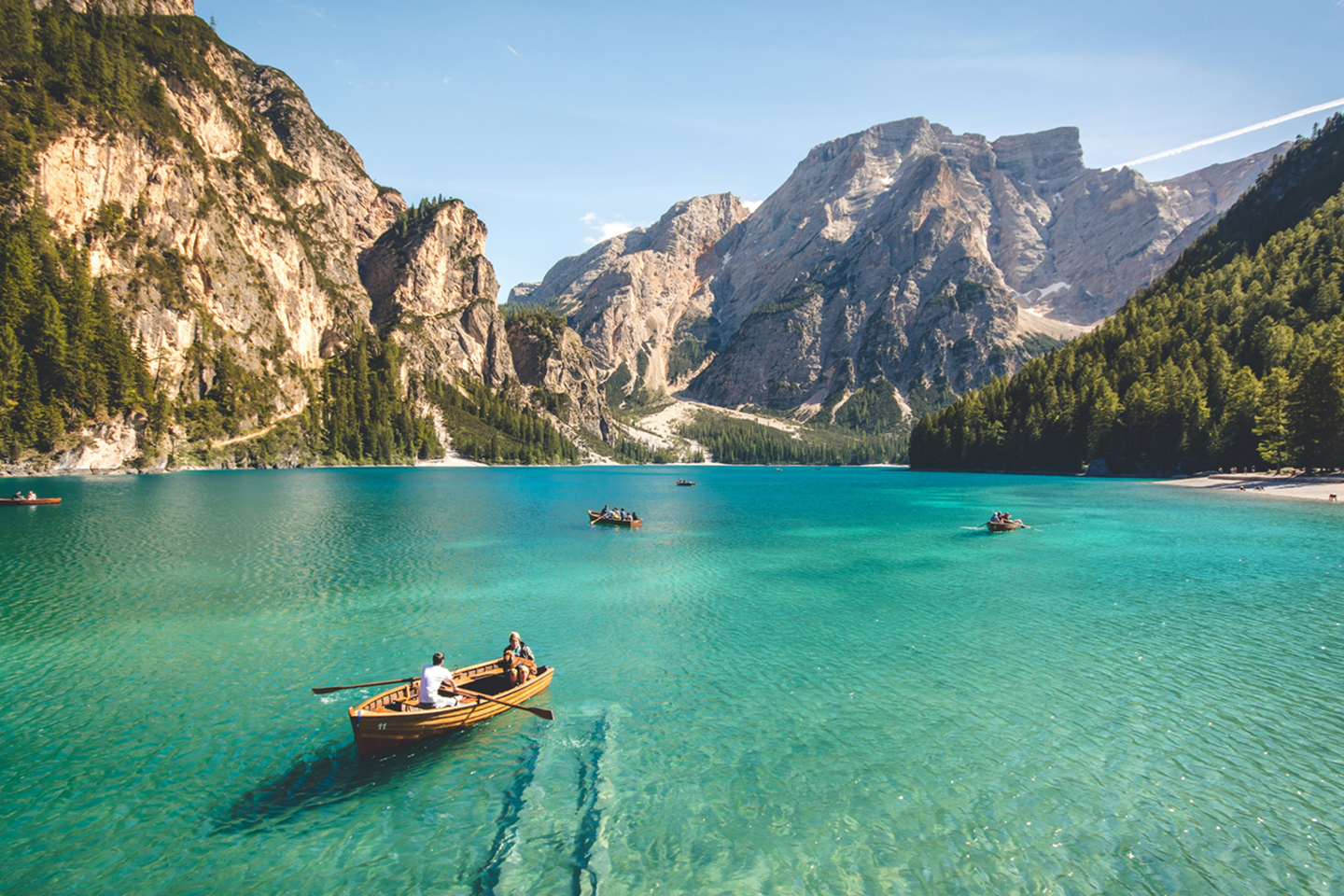 Vista frontal del lago Braies es un lago natural en los Dolomitas de Prags en Tirol del Sur, Italia.
