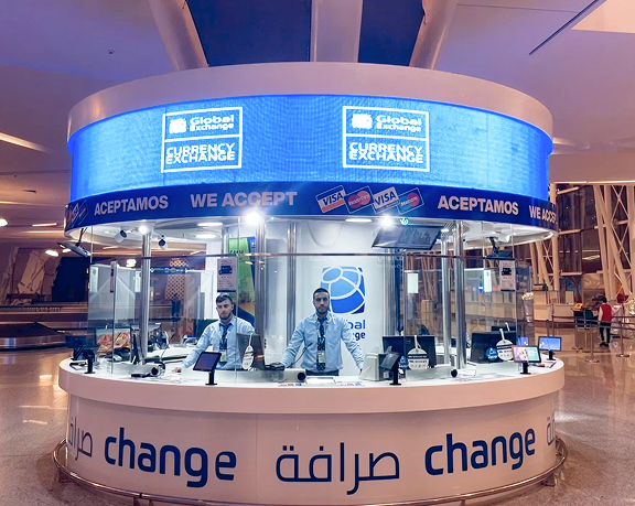 Bureau de change de monnaie étrangère de Global Exchange situé à l'aéroport international de Menara (Marrakech, Maroc)