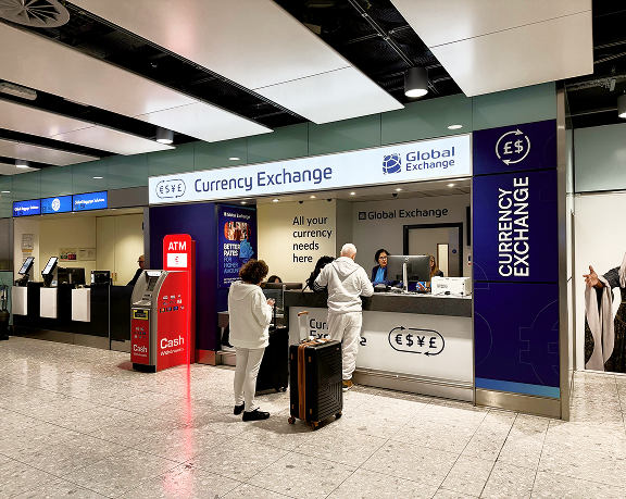Bureau de change situé à l'aéroport international d'Heathrow, terminal 3, zone publique, arrivées Bureau de change situé à l'aéroport international d'Heathrow, terminal 3, zone publique, arrivées