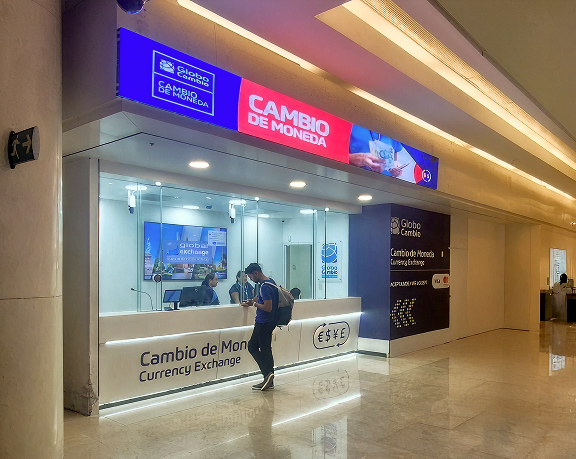 Oficina de cambio de moneda de Globo Cambio ubicada en el aeropuerto internacional de Cancún, en el terminal 3 de la zona pública.