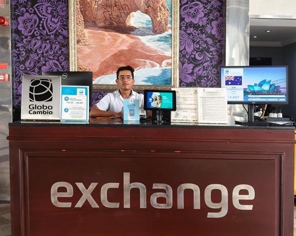 Oficina de cambio de moneda extranjera de Globo Cambio, ubicada en el Hotel RIU Palace Cabo San Lucas, en Cabo San Lucas(México)