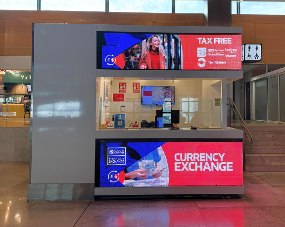 Una ofician de cambio de moneda extranjera de Global Exchange ubicada en el aeropuerto de Madrid - Barajas Una ofician de cambio de moneda extranjera de Global Exchange ubicada en el aeropuerto de Madrid - Barajas