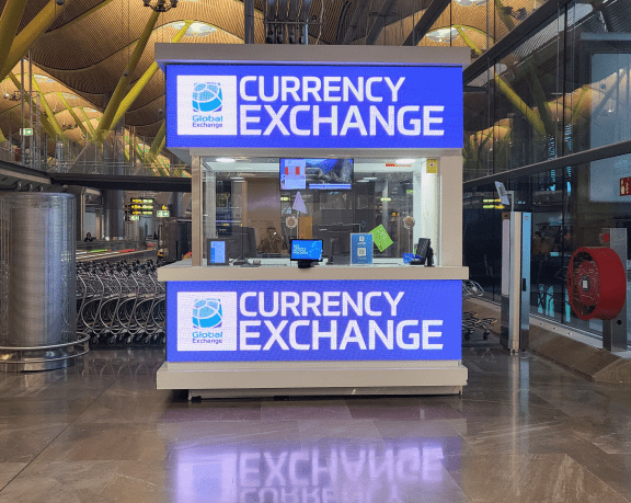 Oficina de cambio de moneda extranjera de Global Exchange ubicado en la Terminal 4, en el edificio satélite