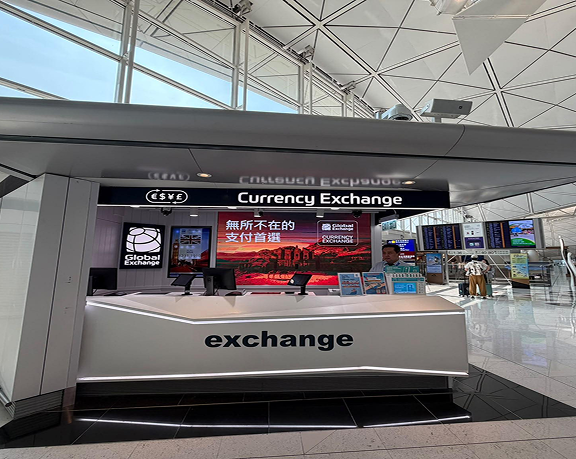 Bureau de change de monnaie étrangère de Global Exchange situé à l'aéroport international de Hong Kong, à Hong Kong.