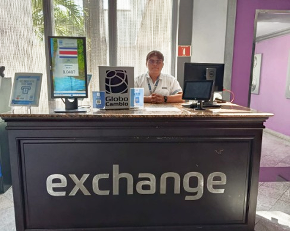 Oficina de cambio de moneda extranjera de Globo Cambio, ubicada en el hotel RIU Palace México, en Playa del Carmen (México)