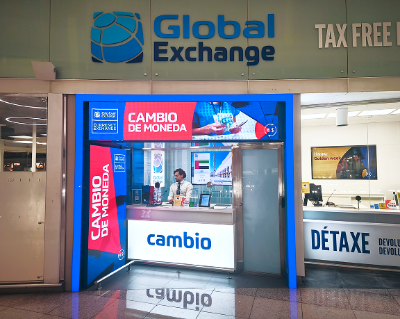 La oficina de cambio de moneda de Global Exchange la zona de salidas de vuelos a países no Schengen* del aeropuerto de Barcelona-El Prat 