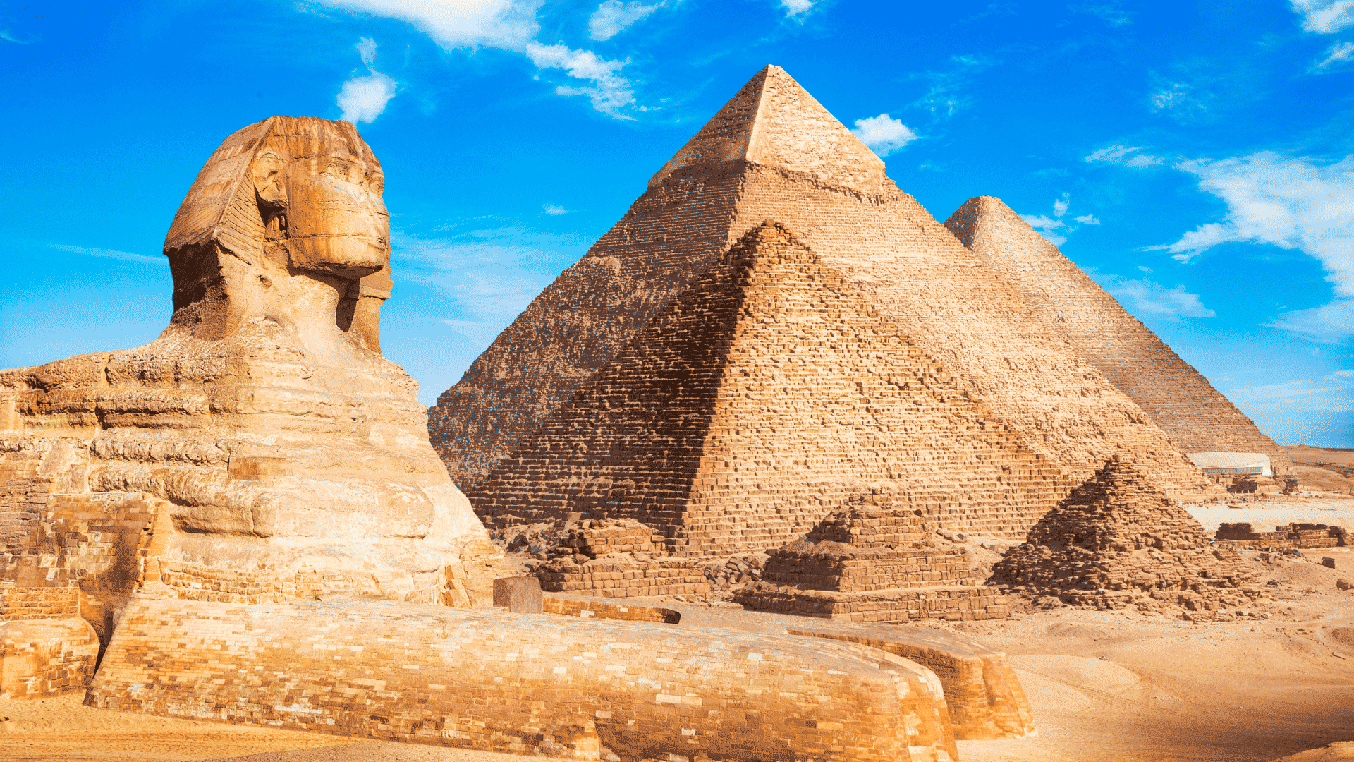 Gran Esfinge de Giza frente a las Pirámides de Egipto bajo un cielo azul despejado Gran Esfinge de Giza frente a las Pirámides de Egipto bajo un cielo azul despejado