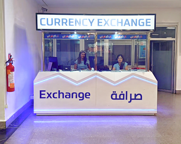 Bureau de change de monnaie étrangère de Global Exchange situé à l'aéroport international Mohammed V de Casablanca (Maroc)