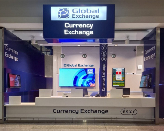 Bureau de change situé à l'aéroport international d'Heathrow, terminal 5, zone terrestre, départs Bureau de change situé à l'aéroport international d'Heathrow, terminal 5, zone terrestre, départs