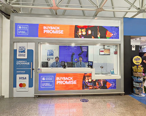 Oficina para cambiar moneda extranjera de Global Exchange ubicada en el aeropuerto internacional Tom Jobim, en Río de Janeiro (Brasil)