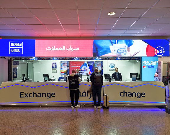 Bureau de change de monnaie étrangère de Global Exchange situé à l'aéroport international Mohammed V de Casablanca (Maroc)