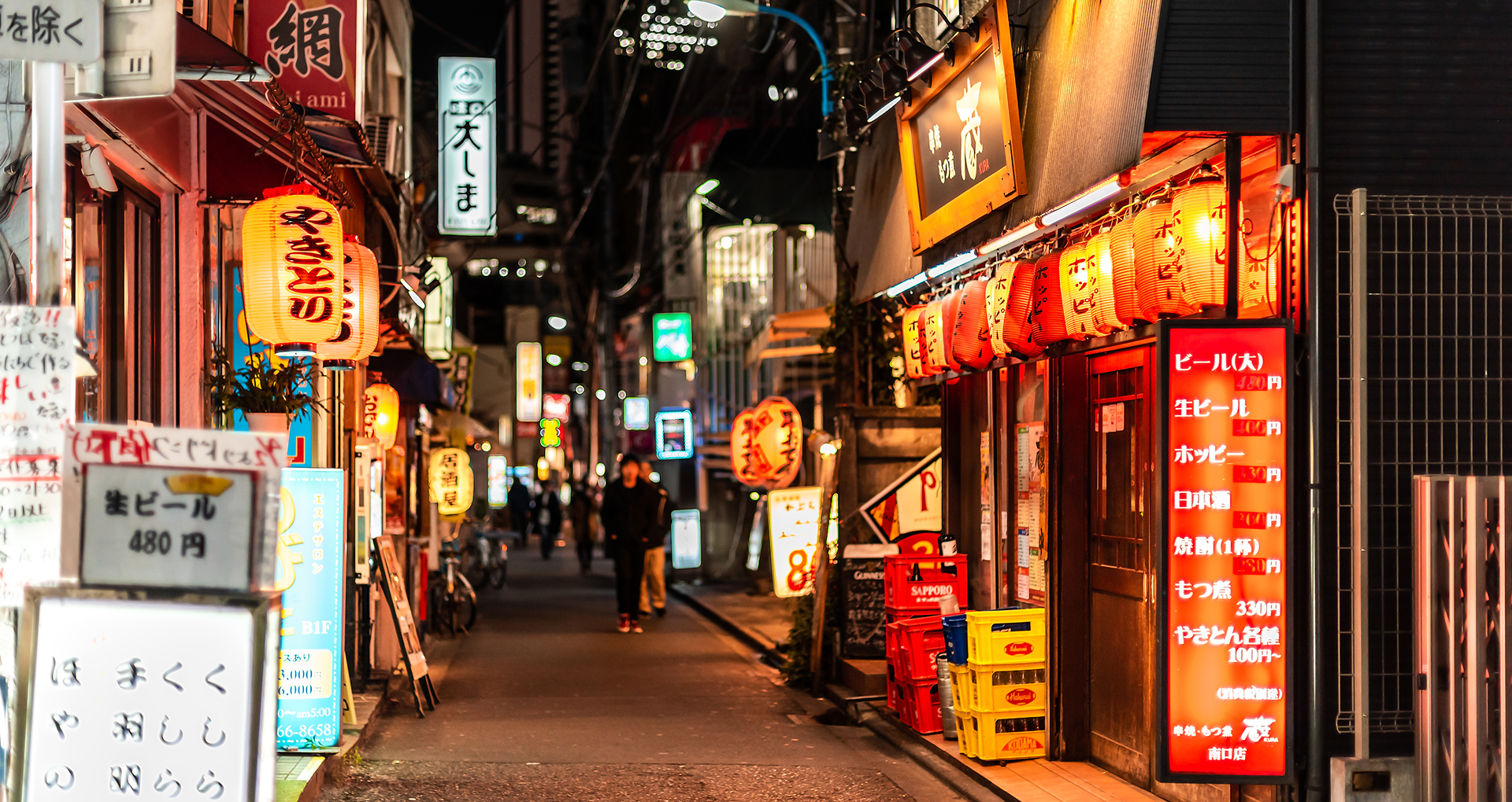 Callejones nocturnos de Shinjuku con izakayas cerca de la estación Okubo. Callejones nocturnos de Shinjuku con izakayas cerca de la estación Okubo.