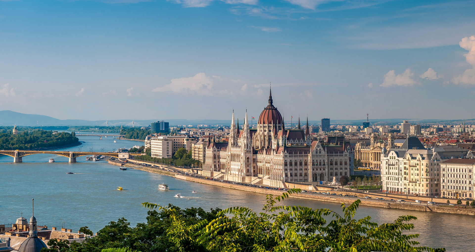 Vista panorámica del parlamento con el río Danubio en Budapest