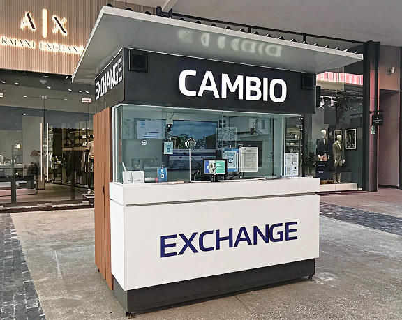 Oficina de cambio de moneda de Globo Cambio ubicada en el centro comercial Plaza Outlet de Cancún.