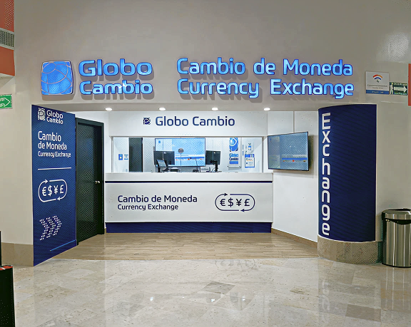 Oficina de cambio de moneda de Globo Cambio ubicada al lado de la puerta de llegada del aeropuerto internacional de Mazatlán, en México.
