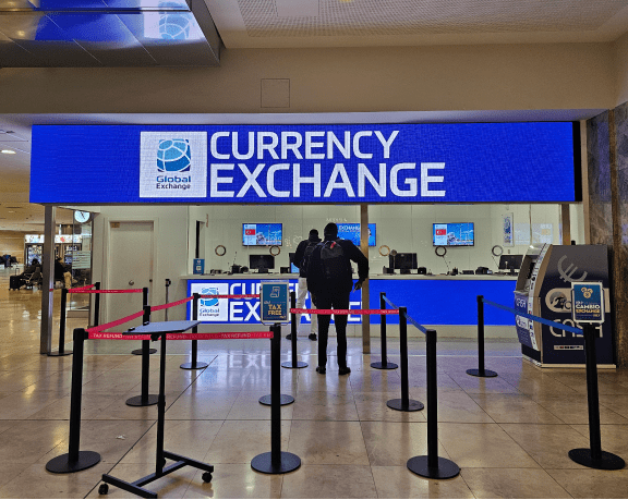 La oficina para cambiar moneda de Global Exchange (salidas Tax Free T1) está situada en la zona aire No Schengen junto a la puerta B26. La oficina para cambiar moneda en el aeropuerto de Madrid-Barajas de Tax Free T1 que está situada en la zona aire No Schengen junto a la puerta B26.