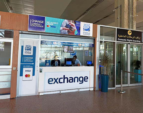 Bureau de change de monnaie étrangère de Global Exchange situé à l'aéroport international Ibn Batouta de Tanger (Maroc)
