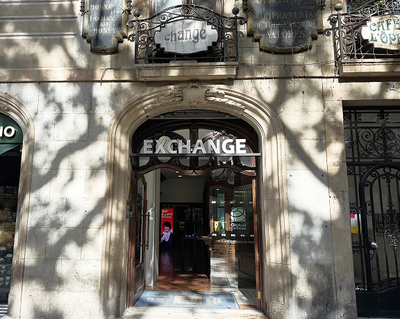 La oficina de cambio de moneda de Global Exchange ubicada en la Rambla de Barcelona a la altura del número 74