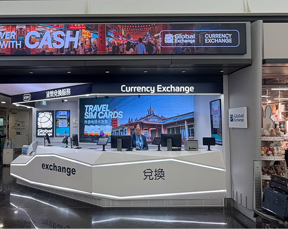 Bureau de change de monnaie étrangère de Global Exchange situé à l'aéroport international de Hong Kong, à Hong Kong.