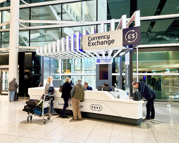 Bureau de change situé à l'aéroport international d'Heathrow, terminal 2, zone non publique, arrivées Bureau de change situé à l'aéroport international d'Heathrow, terminal 2, zone non publique, arrivées