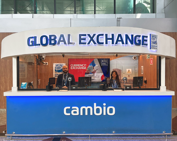 Oficina para cambiar moneda extranjera de Global Exchange ubicada en el aeropuerto internacional de Salvador de Bahía(Brasil)
