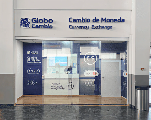 Oficina de cambio de moneda de Globo Cambio ubicada en el árepa pública del aeropuerto internacional de Acapulco, en México.
