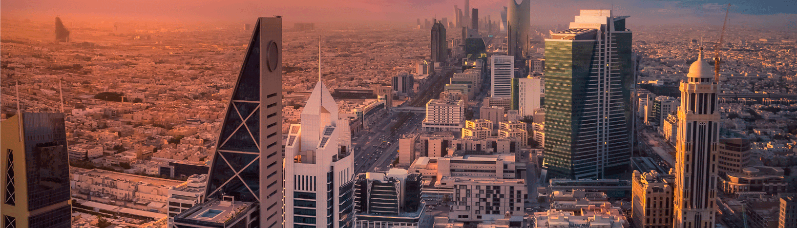 Un plano lejano de Tower Kingdom Center de Rihad, Arabia Saudita. Global Exchange - rial saudí Un plano lejano de Tower Kingdom Center de Rihad, Arabia Saudita. Global Exchange - rial saudí