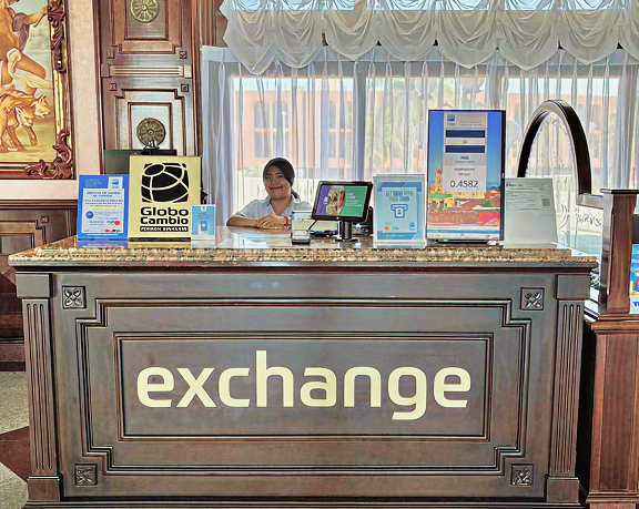 Oficina de cambio de moneda extranjera de Globo Cambio, ubicada en el Hotel Riu Palace Las Americas, en Cancún (México)