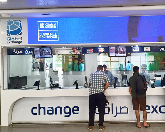 Bureau de change de monnaie étrangère de Global Exchange situé à l'aéroport international Mohammed V de Casablanca (Maroc)