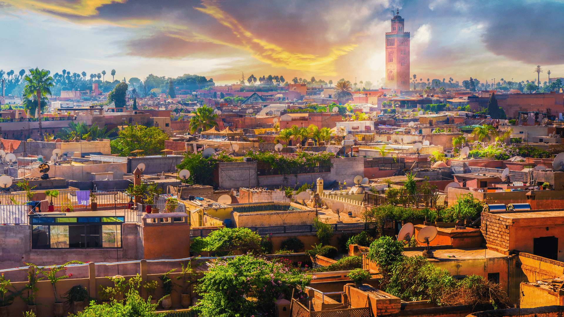 Panorámica de la medina de Marrakech con la mezquita Koutoubia al atardecer Panorámica de la medina de Marrakech con la mezquita Koutoubia al atardecer