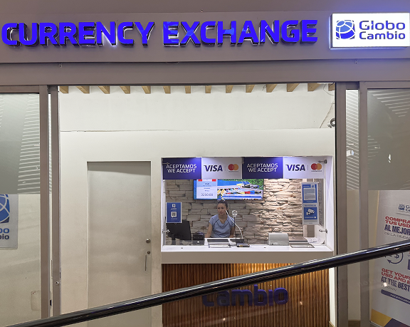 Foreign currency exchange office of Globo Cambio located in the Viva Shopping Centre in Medellín.