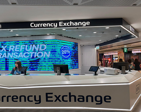 Bureau de change de monnaie étrangère de Global Exchange situé à l'aéroport international de Hong Kong, à Hong Kong
