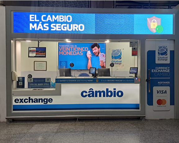 Oficina para cambiar moneda extranjera de Global Exchange ubicada en el aeropuerto internacional Tom Jobim, en Río de Janeiro (Brasil)
