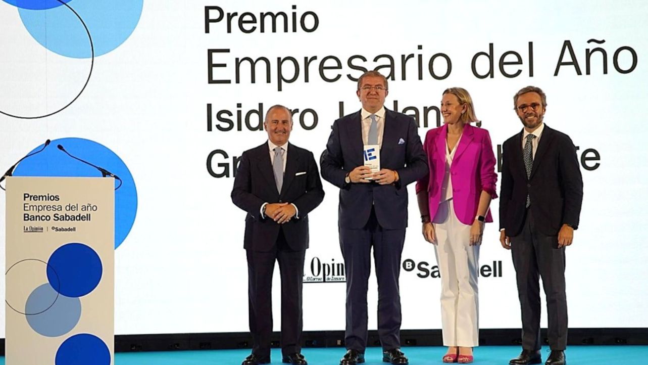 Isidoro J. Alanís recibiendo el Premio Empresario del Año.