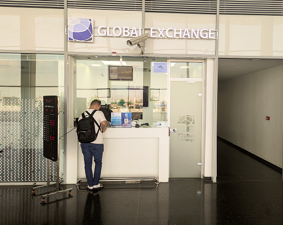 Bureau de change de monnaie étrangère de Global Exchange situé à l'aéroport international de Nador (Maroc)