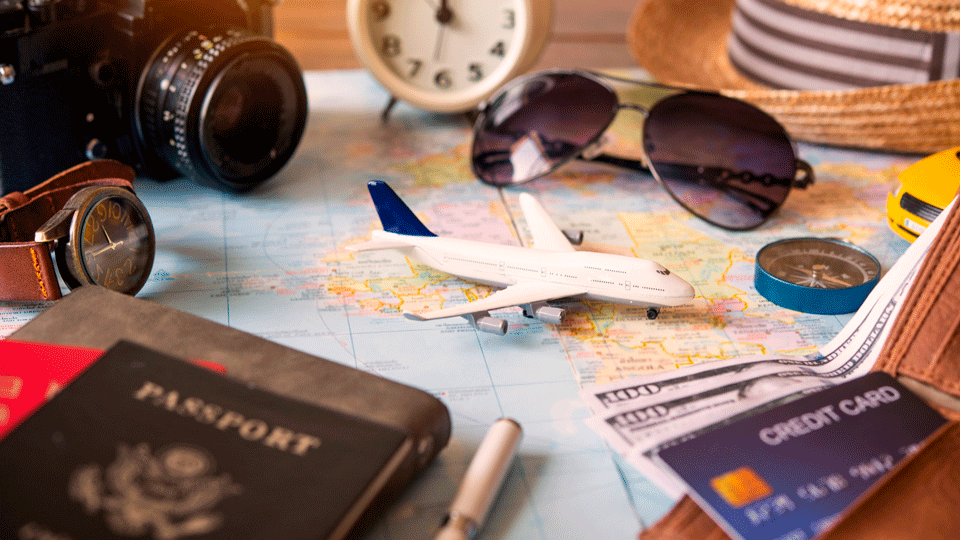 Imagen de una miniatura de un avión sobre un mapa mundo Imagen de una miniatura de un avión sobre un mapa mundo