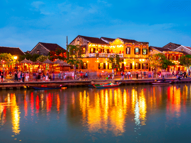 Casco antiguo de Hoi An en Vietnam iluminado de noche y reflejado en el río Casco antiguo de Hoi An en Vietnam iluminado de noche y reflejado en el río