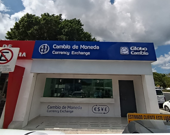 Oficina de cambio de moneda de Globo Cambio ubicada en la gasolinera del aeropuerto internacional de Cancún.