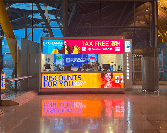 Una oficina para cambiar moneda de Global Exchange, ubicada en la T4 del aeropuerto de Madrid- Barajas