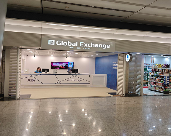 Oficina de Global Exchange en la estación de Kowloon, Hong Kong, con mostrador de atención al cliente y letrero "exchange".