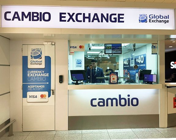 Oficina de cambio de moneda extranjera de Global Exchange ubicado en el aeropuerto internacional de Carrasco, en Montevideo (Uruguay)