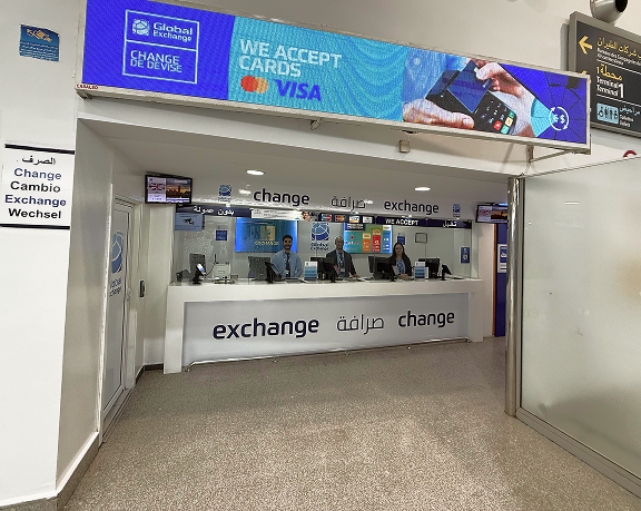 Bureau de change de monnaie étrangère de Global Exchange situé à l'aéroport international Mohammed V de Casablanca (Maroc)