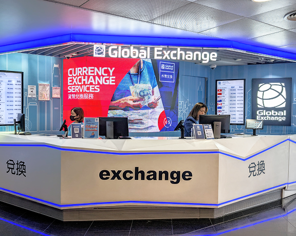 Oficina de cambio de moneda extranjera de Global Exchange ubicada en el aeropuerto internacional de Hong Kong, en Hong Kong