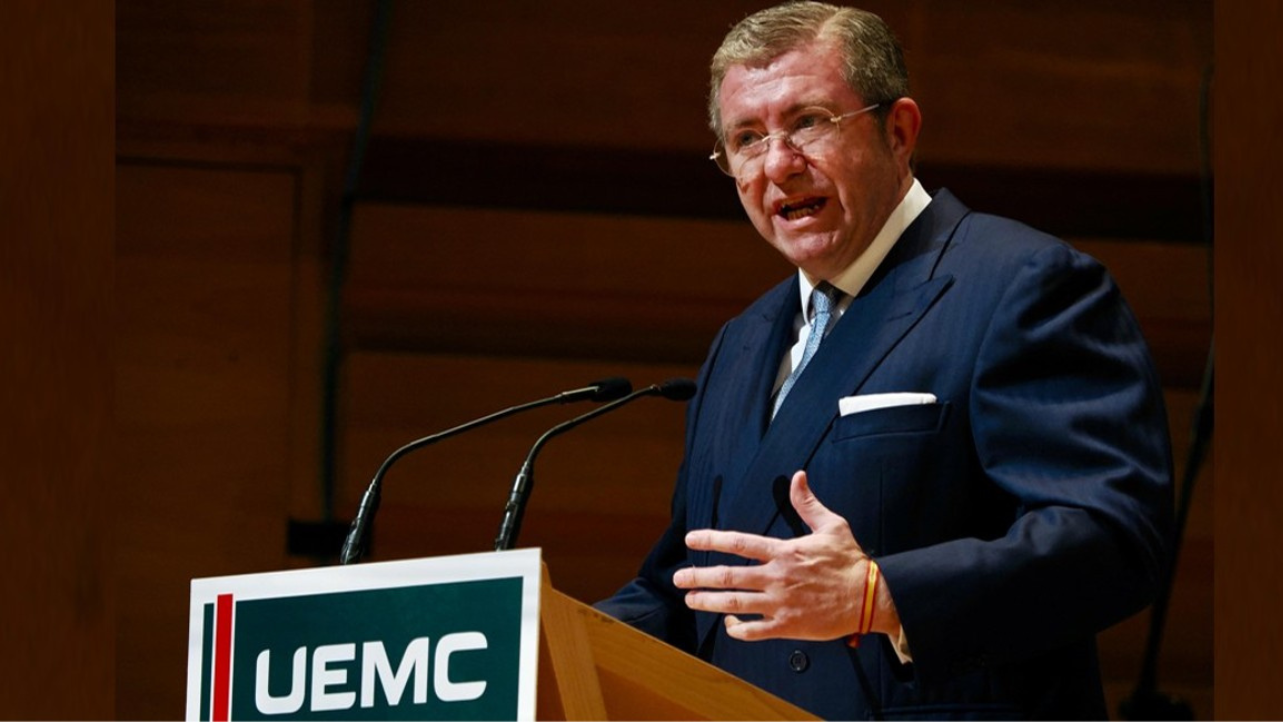 Isidoro J. Alanís durante su discurso a los egresados de la UEMC.