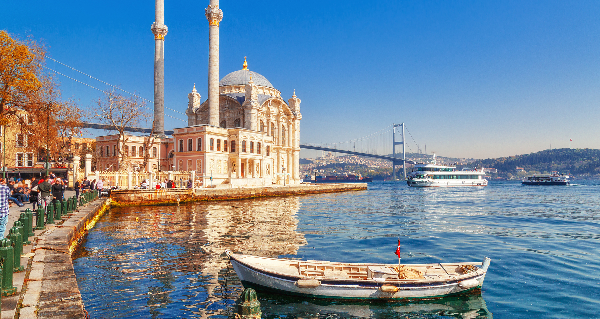 Antigua mezquita histórica de Ortaköy y el puente del Bósforo de Estambul al fondo. Antigua mezquita histórica de Ortaköy y el puente del Bósforo de Estambul al fondo.