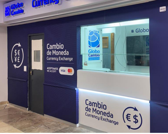 Oficina de cambio de moneda de Globo Cambio ubicada en el aeropuerto internacional de Cozumel, México.