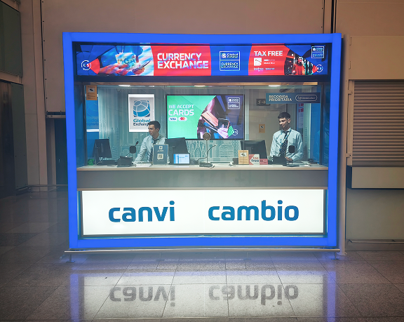 Oficina de cambio de divisas del aeropuerto de Barcelona - El Prat ubicada en la terminal 1