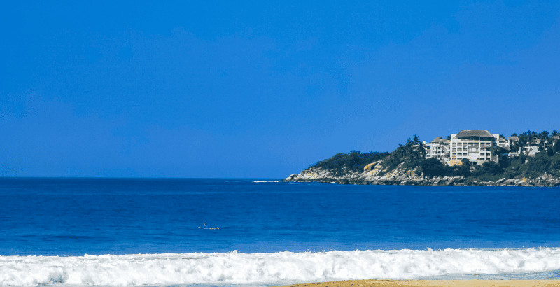 Vista panorámica de una playa de Zihuatanejo, estado de Guerrero, Mexico. Vista panorámica de una playa de Zihuatanejo, estado de Guerrero, Mexico.